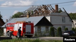 Полицай стои пред къща в Източна Полша, чийто покрив е разрушен, след като руски дронове нарушиха полското въздушно пространство, 10 септември 2025 г.