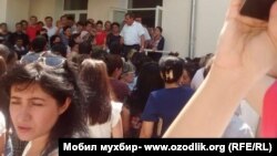 Акция протеста возле здания медколледжа имени П.Ф. Боровского. Ташкент, 8 августа 2017 года. 
