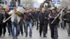 Протестующие направляются к "Белому дому". Бишкек, 7 апреля 2010 года.
