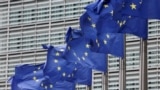 Flamujt e Bashkimit Evropian përpara ndërtesës së Komisionit Evropian në Bruksel, 16 korrik 2025.