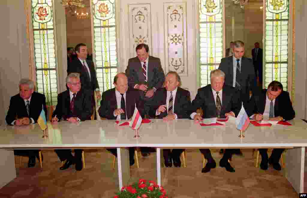 Ukrajinski predsednik Kravčuk (drugi s leva), predsednik beloruskog Vrhovnog sovjeta Stanislav Šuškevič (treći s leva) i ruski predsednik Boris Jeljcin (drugi s desna) potpisali su 8. decembra 1991. deklaraciju da je &quot;Sovjetski Savez kao geopolitička realnost i subjekt međunarodnog prava prestao da postoji&quot;. &nbsp;