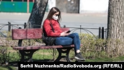 Найчастіше про високий рівень обмежень виходу з дому вказують мешканці міст, жінки та літні люди