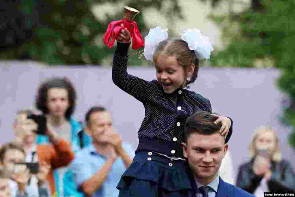 Učenica prvog razreda zvoni školsko zvono tokom ceremonije obilježavanja početka nove školske godine u Minsku, 1. septembar. &nbsp;