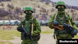 Na pitanje zašto su komandosi koji su u martu 2014. godine na Krimu nosili uniforme slične onima ruske vojske, Putin je rekao da se takva odjeća može kupiti bilo gdje u bivšem Sovjetskom Savezu.