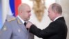 Генерал-полковник Сергій Суровікін і президент РФ Володимир Путін (праворуч) під час вручення нагород військовослужбовцям, що найбільш відзначилися під час війни в Сирії. Москва. 28 грудня 2017 року 