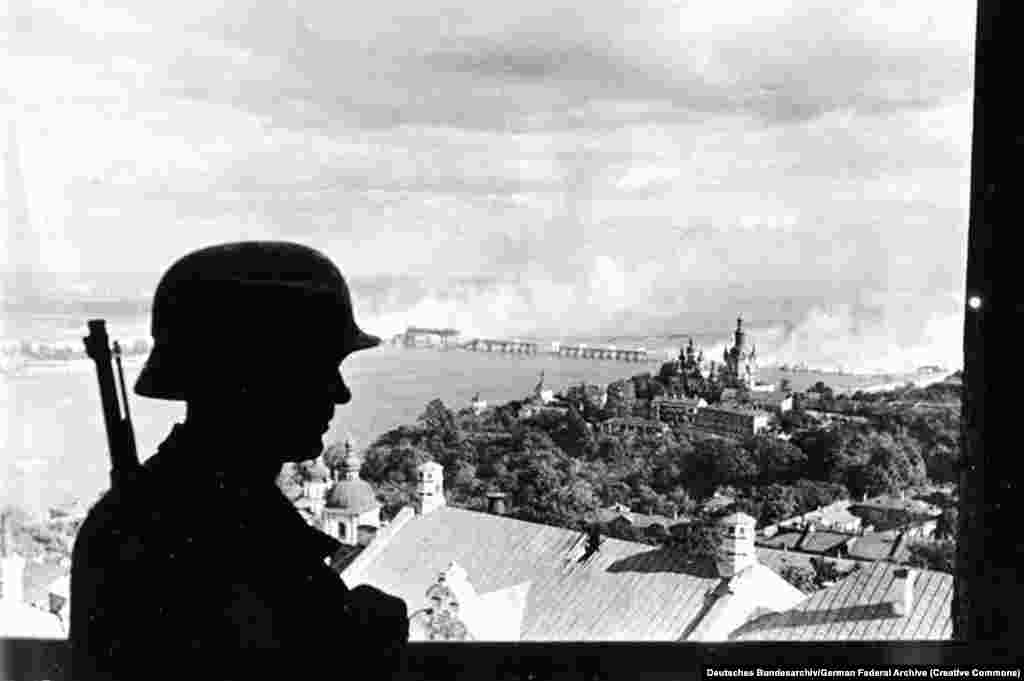 Nacistički vojnik u zvoniku Velike Lavre u Kijevu u septembru 1941. Most preko Dnjepra se vidi u pozadini. &nbsp; &nbsp;