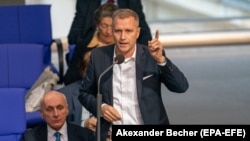 პეტერ ბისტრონი, "ალტერნატივა გერმანიისთვის" წევრი, ეჭვმიტანილია რუსეთის სასარგებლოდ პროპაგანდასა და ევროპელ პოლიტიკოსებზე ზემოქმედების მცდელობაში.