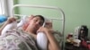 Хушнуд Исомиддинов мегӯяд, рӯзи бомдоди рӯзи 25 апрел дар пайи "облава" аз ошёнаи чаҳорум сарозер шуд ва ду муҳраи миёнаш шикастааст.