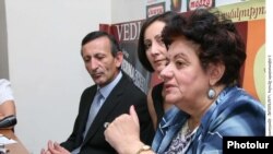 Բնապահպանական ՊՈԱԿ-ի տնօրեն Վիկտոր Մարտիրոսյանը եւ բնապահպան Կարինե Դանիելյանը: 14-ը սեպտեմբերի, 2010թ.