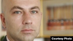 Vehabović smatra da postoji moralna odgovornost vršilaca javnih funkcija da odgovore na sve moguće načine i da daju odgovore na pitanja koja se pred njih postavljaju, a koja su proizvod njihovog djelovanja ili nedjelovanja.