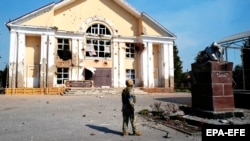 Ուկրաինացի զինվորը Կուրսկի շրջանի Սուդժայի կենտրոնական հրապարակում Լենինի հուշարձանի կողքին, 21-ը օգոստոսի, 2024 թ.