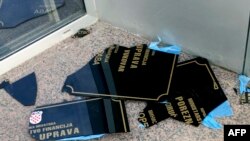 Polupane dvojezične table u Vukovaru