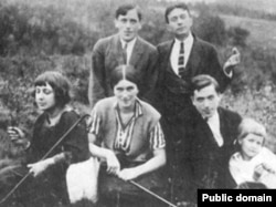 Марина Цветаева, С. Ефрон и К. Родзевич - окрестности Праги, 1923 г.