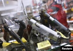 Витрина оружейного магазина. Город Юниондэйл, штат Нью-Йорк