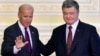 Президент Петро Порошенко та віце-президент США Джо Байден (ліворуч) на прес-цонференції в Києві, 16 січня 2017 року