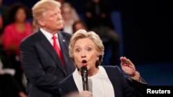 Hillary Clinton i Donald Trump na prošloj debati u Sent Luisu 9. oktobra 2016.