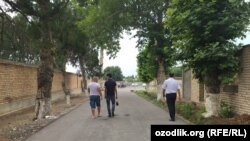 После ареста Ахмада Турсунбаева его кредиторы начали собираться возле его дома в Чиназе. 