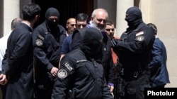 Pripadnici Nacionalne sigurnosne službe hapse arhiepiskop Bagrata Galstaniana u glavnom gradu Armenije, Erevanu, 25. juna 2025. godine.