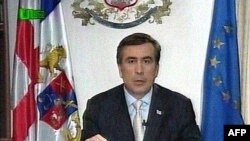 Михаил Саакашвили объявляет о досрочных выборах президента Грузии по единственному работающему национальному каналу