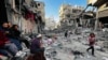 Palestinci sjede kod ruševina kuće uništene u izraelskom napadu u Beit Lahiji na sjeveru Pojasa Gaze, 29. oktobar 2024.