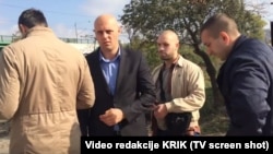 Nikola Ristić (drugi s leva) oduzima materijal novinara portala KRIK.rs