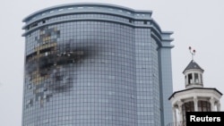 Oštećenu višespratna stambena zgrada nakon navodnog ukrajinskog napada dronom tokom rusko-ukrajinskog sukoba, u Kazanju, Rusija, 21. decembra 2024.