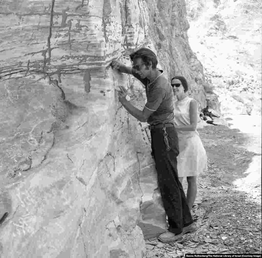 Fotografija koju je načinio izraelski fotograf Benno Rothenberg prikazuje neidentifikovane arheologe na radu u iranskoj pokrajini Gilan 1968. godine.