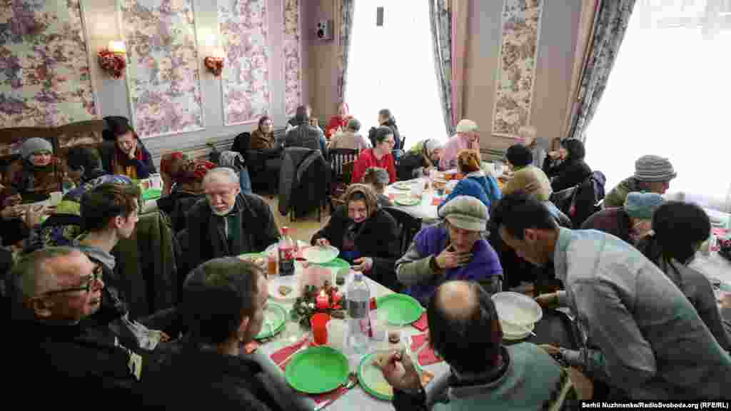Протягом року члени Спільноти святого Егідія та руху «Молодь за мир» у вільний від роботи час готують їжу і виходять на вулиці міста, щоб підтримати людей в біді