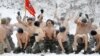 Южнокорейские солдаты играют в снежки с американскими во время совместных учений в Южной Корее
