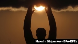 Zalazak sunca iznad spomenika Juriju Gagarinu u Bajkonuru, Kazahstan (arhivska forografija)