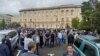 У комплекса правительственных зданий в Сухуме проходил митинг сторонников власти, на который собралось несколько сот человек