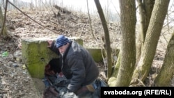 Юры Іванавіч вылазіць са свайго жытла