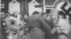 Начальник ''Православной миссии'' выражает признательность немецкому генералу (фото из книги Бориса Ковалева ''Повседневная жизнь населения России в период нацистской оккупации'')