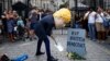 Demonstrant sa maskom britanskog premijera ispred njegove rezidencije u Downing Streetu u Londonu