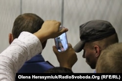 Жінка знімає на відео непритомного Богдана Тицького в залі суду