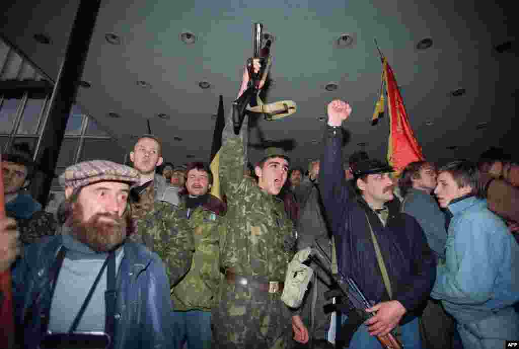 Ночью 3 октября сторонники Верховного Совета попытались штурмом взять телецентр в Останкине 