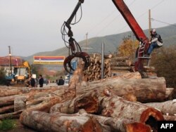 Delimično uklonjena barikada na putu kod sela Zupče, 27. oktobar 2011.