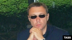 Александр Амзин: «Empire V как бы соединяет все идеи и сюжеты, которые Пелевин рассказывал читателям в течение последних десяти лет, но сверх этого ничего своего в романе нет»