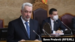"Krivokapić je izabrao strategiju, da se oslanja isključivo na podršku Srpske pravoslavne crkve i URA, računajući da je to sasvim dovoljno. Međutim, mislim da će mu se to politički osvetiti...“, ocjenjuje Zlatko Vujović (na fotografiji Krivokapić tokom izlaganja ekspozea)