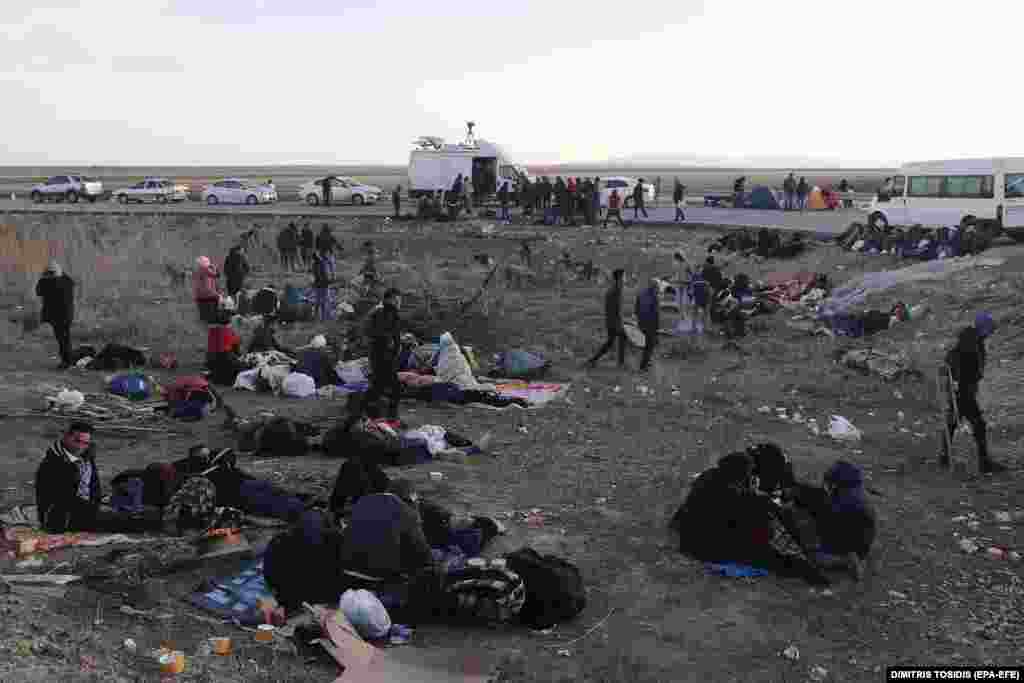 Izbjeglice i migranti u blizini carinske stanice Ipsala na tursko-grčkoj granici dok su pokušavali ući u Grčku.