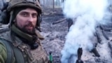 Олександр Душаков демонструє результати обстрілу українських позицій в Серебрянському лісництві