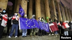Pristalice gruzijskih opozicionih partija protestuju u Tbilisiju zbog odluke vlade da obustavi pregovore o pridruživanju Evropskoj uniji, 2. decembar 2024.