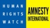 Human Rights Watch and Amnesty International guramalarynyň emblemalary.