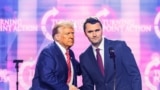 Çarli Kirk Arizonadaky Amerika Festinde prezident Donald Tramp bilen, 2024-nji ýylyň 22-nji dekabry