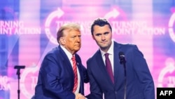Çarli Kirk Arizonadaky Amerika Festinde prezident Donald Tramp bilen, 2024-nji ýylyň 22-nji dekabry