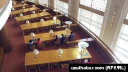 Iň köp bolanda, günde 20-30 adamyň bu kitaphana gelýändigini ondaky işleýänler aýdýarlar. 