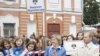 Декан факультета журналистики СПбГУ Марина Шишкина со своими студентами