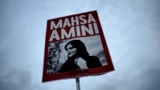Mahsa Aminiň hatyrasyna dikilen protest baneri (arhiw suraty)