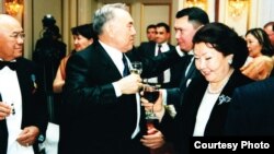Роҳат Алиев бо падарарӯс ва модарарӯсаш