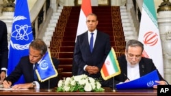 Iranian Foreign Minister Abbas Araqchi (right) and Director-General of the International Atomic Energy Agency Rafael Grossi (left) sign an agreement to open the way for resuming cooperation, at Tahrir Palace in Cairo, on September 9.